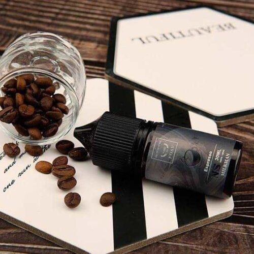 【小煙油】美國原裝F.O.S.V 鋼鐵果30ml 30mg 藍莓葡萄哈密瓜 ... vapebishop.com https://vapebishop.com › 30ml油品專區 入口即是冰涼薄荷與藍莓濃郁的香氣，綜合了完美搭配的黑醋栗與桑葚，猶如身處原始森林採摘野果，接近大自然般的清爽，薄荷腦直接昇華所有元素，讓這罐果汁甜而不膩，香而不熏。