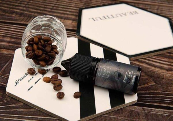 【小煙油】美國原裝F.O.S.V 鋼鐵果30ml 30mg 藍莓葡萄哈密瓜 ... vapebishop.com https://vapebishop.com › 30ml油品專區 入口即是冰涼薄荷與藍莓濃郁的香氣，綜合了完美搭配的黑醋栗與桑葚，猶如身處原始森林採摘野果，接近大自然般的清爽，薄荷腦直接昇華所有元素，讓這罐果汁甜而不膩，香而不熏。